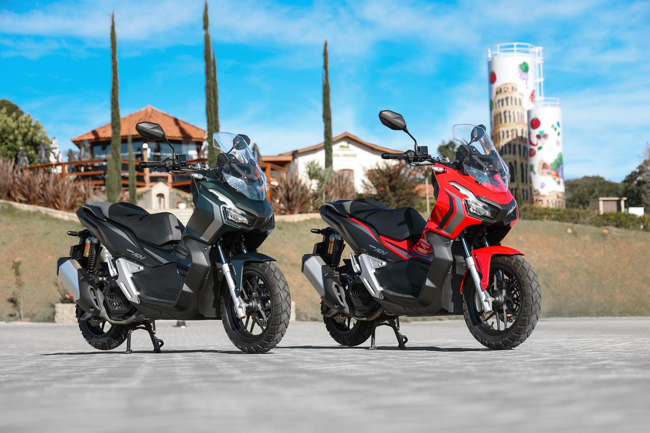 Sucesso desde sua estreia no mercado mundial, a Honda ADV traz novas opções de cores e grafismos, preservando as características técnicas de scooter aventureira, única em seu segmento no Brasil